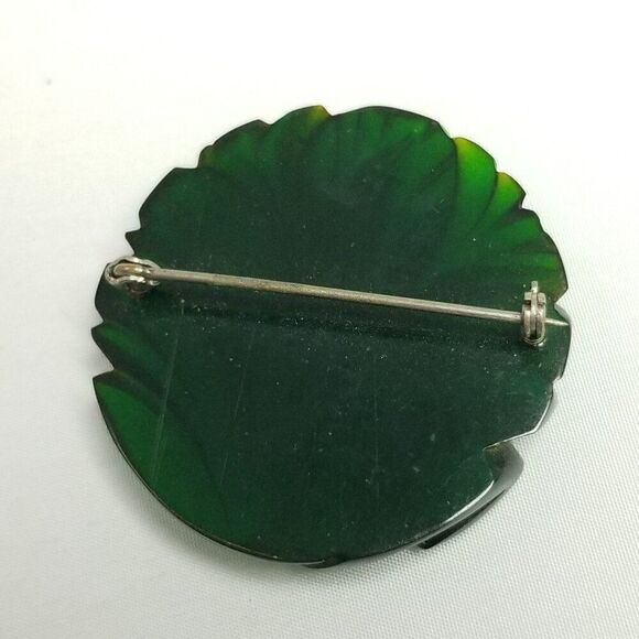 Vintage Green Round Carved Early Plastic Brooch, Leaf Design Lapel Pin, Art Deco - Picture 3 of 6